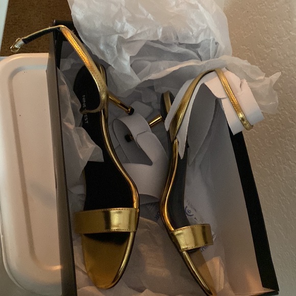8M Gold Heels (Nine West) - Picture 2 of 3